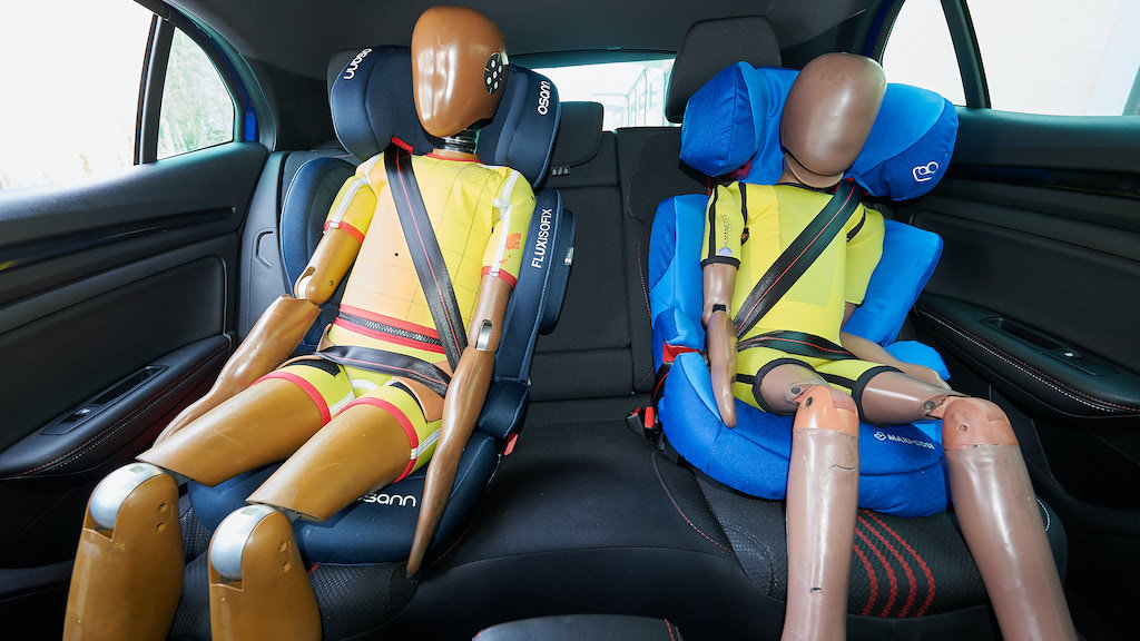 Kopfstützen im Auto verbessern Sicherheit von Kindersitzen bei Heckaufprall  - Artikel - FAMILIENAUTOS 